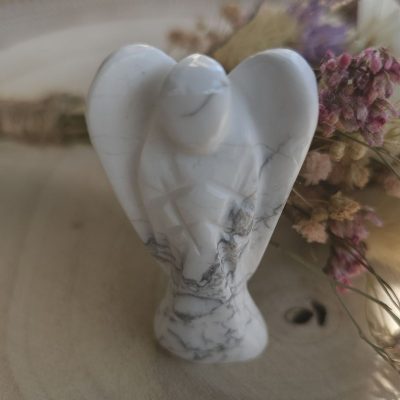 Angel de Piedra Preciosas Tallado a mano - Howlita Blanca