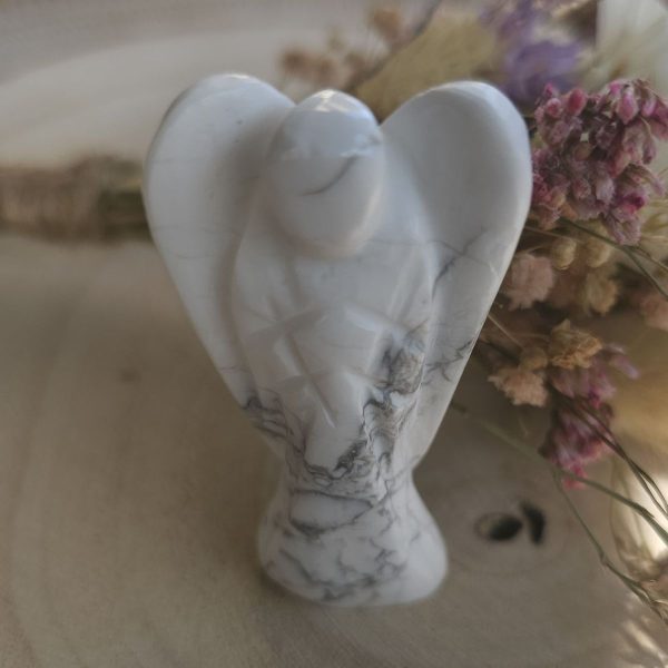 Angel de Piedra Preciosas Tallado a mano - Howlita Blanca