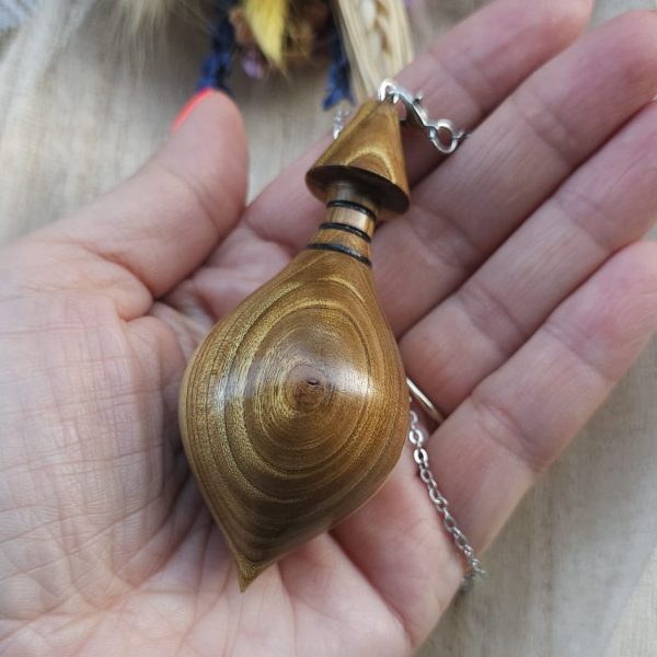 Péndulo gota de agua en madera de árbol de Judea