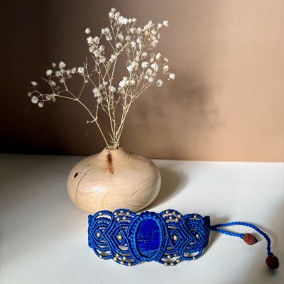 Pulsera de macramé con piedra de lapislázuli y cuentas de rudraksha