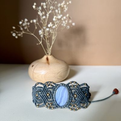 Pulsera de macramé gris con calcedonia y cuentas de rudraksha