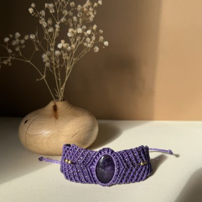 Pulsera de macramé violeta intenso con piedra de amatista