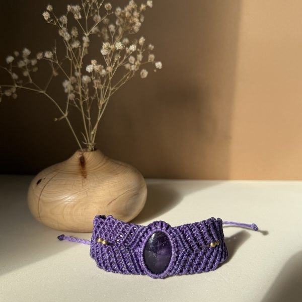 Pulsera de macramé violeta intenso con piedra de amatista
