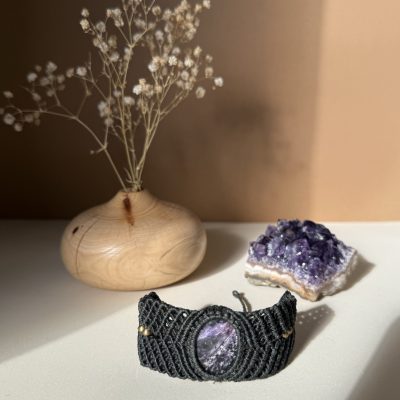 Pulsera de macramé verde botella con piedra de charoïta