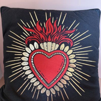 Cojín decorativo corazón sagrado