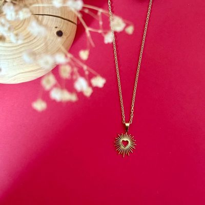 Collar con colgante en forma de corazón