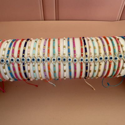 Pulseras de colores con ojo turco y detalle dorado