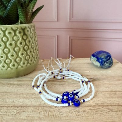 Pulsera de cuentas blancas con ojo turco